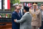 Prabowo menyambut Presiden Mesir El-Sisi di Istana Merdeka, Jakarta. Kedua negara membahas penguatan kemitraan strategis, visa, statistik, dan perikanan.