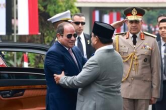 Prabowo menyambut Presiden Mesir El-Sisi di Istana Merdeka, Jakarta. Kedua negara membahas penguatan kemitraan strategis, visa, statistik, dan perikanan.