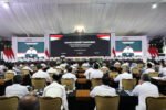 Presiden Prabowo Subianto memerintahkan penyelidikan karhutla hingga tuntas dan mengancam pencabutan izin perusahaan pelanggar, sementara 32 korporasi telah dikenai sanksi administratif sepanjang 2026.
