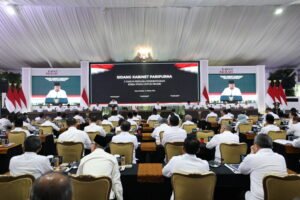 Presiden Prabowo Subianto memerintahkan penyelidikan karhutla hingga tuntas dan mengancam pencabutan izin perusahaan pelanggar, sementara 32 korporasi telah dikenai sanksi administratif sepanjang 2026.