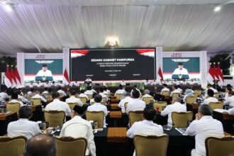 Presiden Prabowo Subianto memerintahkan penyelidikan karhutla hingga tuntas dan mengancam pencabutan izin perusahaan pelanggar, sementara 32 korporasi telah dikenai sanksi administratif sepanjang 2026.