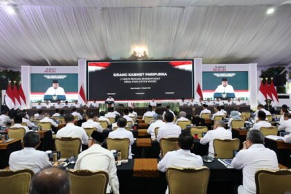 Presiden Prabowo Subianto memerintahkan penyelidikan karhutla hingga tuntas dan mengancam pencabutan izin perusahaan pelanggar, sementara 32 korporasi telah dikenai sanksi administratif sepanjang 2026.