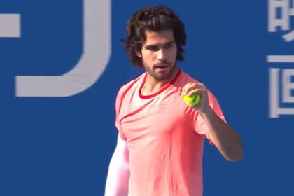 Carlos Alcaraz lolos ke perempat final Japan Open 2026 setelah mengalahkan Matteo Arnaldi melalui drama tie-break set pertama.