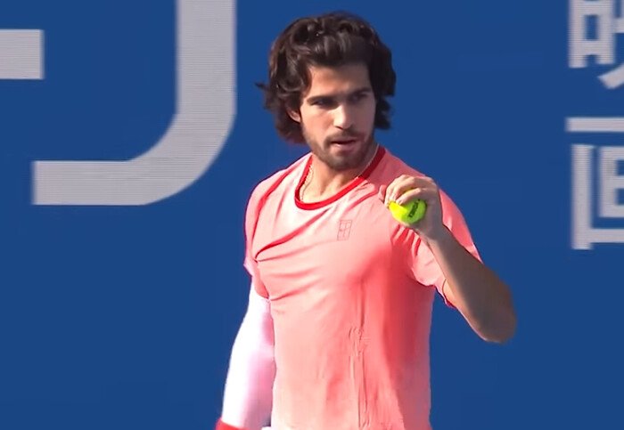 Carlos Alcaraz lolos ke perempat final Japan Open 2026 setelah mengalahkan Matteo Arnaldi melalui drama tie-break set pertama.