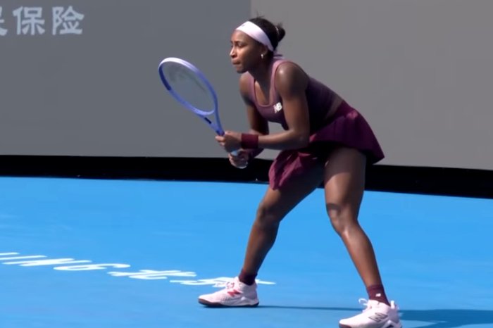 Coco Gauff memastikan tiket putaran ketiga China Open 2026 setelah mengalahkan Camila Osorio dalam pertarungan tiga set.