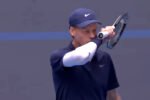 Jannik Sinner kembali mengumumkan absensi dari Shanghai Masters 2026 akibat cedera lutut, sementara jadwal comeback petenis nomor satu dunia itu masih belum pasti.