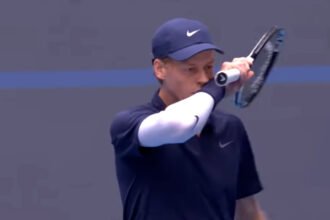 Jannik Sinner kembali mengumumkan absensi dari Shanghai Masters 2026 akibat cedera lutut, sementara jadwal comeback petenis nomor satu dunia itu masih belum pasti.