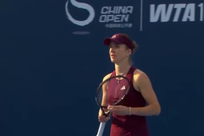 Elina Svitolina mengalahkan Kateřina Siniaková 1-6, 6-4, 6-2 untuk mencapai babak ketiga China Open 2026 dan selanjutnya menghadapi Maria Sakkari.