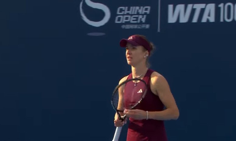 Elina Svitolina mengalahkan Kateřina Siniaková 1-6, 6-4, 6-2 untuk mencapai babak ketiga China Open 2026 dan selanjutnya menghadapi Maria Sakkari.