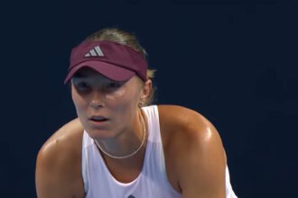 Alina Charaeva menyingkirkan petenis nomor satu dunia Elena Rybakina melalui comeback 3-6, 6-4, 6-3 dan melaju ke babak ketiga China Open 2026.