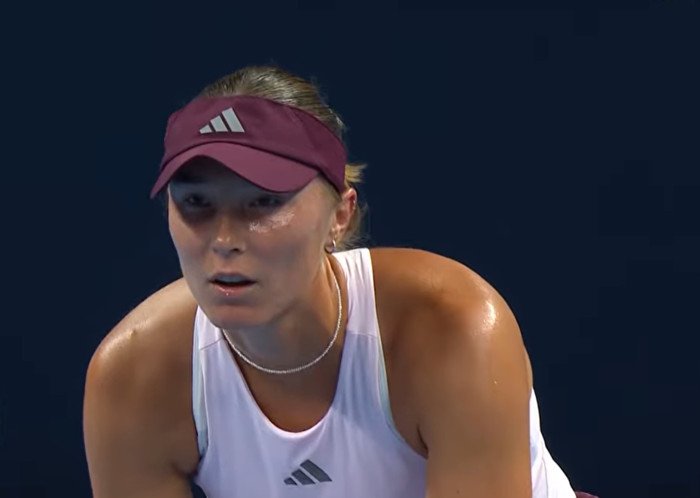 Alina Charaeva menyingkirkan petenis nomor satu dunia Elena Rybakina melalui comeback 3-6, 6-4, 6-3 dan melaju ke babak ketiga China Open 2026.