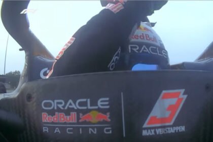 Max Verstappen merayakan kemenangan perdana Formula 1 2026 setelah menjuarai balapan dramatis di Sirkuit Internasional Sepang.