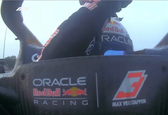 Max Verstappen merayakan kemenangan perdana Formula 1 2026 setelah menjuarai balapan dramatis di Sirkuit Internasional Sepang.