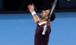 Novak Djokovic melakukan comeback untuk mengalahkan Alexander Zverev dan memecahkan rekor kemenangan beruntun Rafael Nadal.