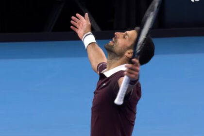 Novak Djokovic melakukan comeback untuk mengalahkan Alexander Zverev dan memecahkan rekor kemenangan beruntun Rafael Nadal.