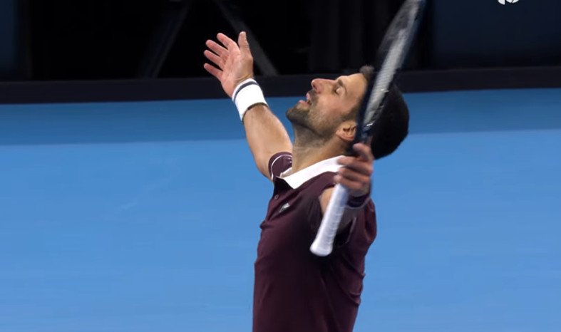 Novak Djokovic melakukan comeback untuk mengalahkan Alexander Zverev dan memecahkan rekor kemenangan beruntun Rafael Nadal.