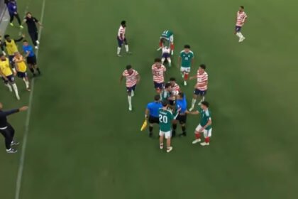 Amerika Serikat menang 3-0 atas Meksiko dalam laga panas yang diwarnai kartu merah Mateo Chavez setelah menampar Sebastian Berhalter.
