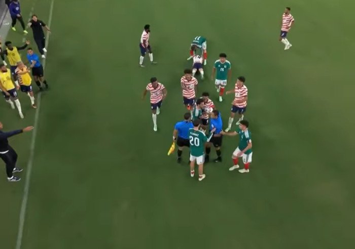 Amerika Serikat menang 3-0 atas Meksiko dalam laga panas yang diwarnai kartu merah Mateo Chavez setelah menampar Sebastian Berhalter.