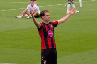 Chelsea masih memimpin perburuan Alex Scott setelah gelandang Bournemouth itu tampil gemilang bersama Inggris, sementara Real Madrid mulai ikut mengawasi situasinya.