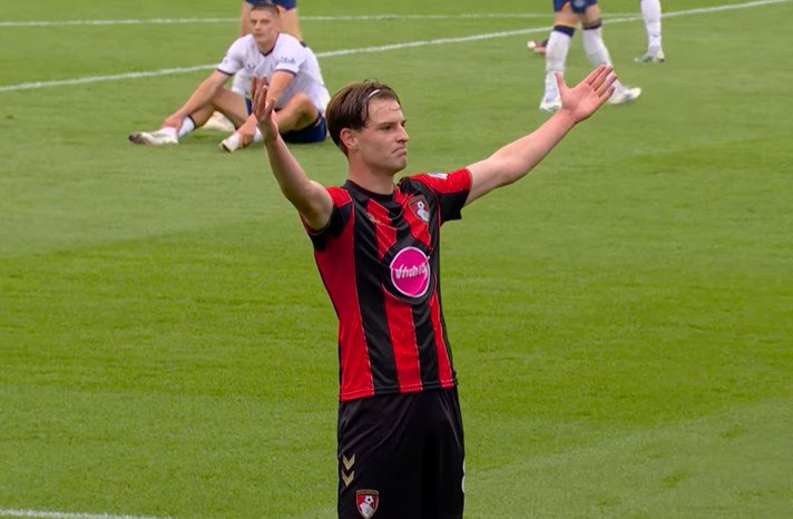 Chelsea masih memimpin perburuan Alex Scott setelah gelandang Bournemouth itu tampil gemilang bersama Inggris, sementara Real Madrid mulai ikut mengawasi situasinya.