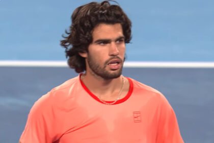 Carlos Alcaraz menembus final Japan Open 2026 setelah mengalahkan Jaume Munar 5-7, 6-3, 6-1 dalam laga semifinal yang berlangsung dramatis.