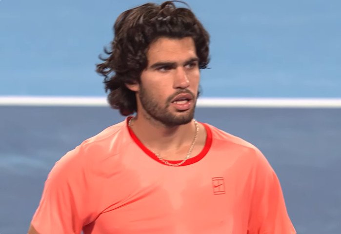 Carlos Alcaraz menembus final Japan Open 2026 setelah mengalahkan Jaume Munar 5-7, 6-3, 6-1 dalam laga semifinal yang berlangsung dramatis.