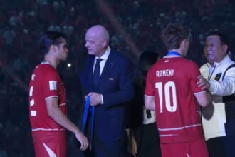 Presiden Prabowo Subianto didampingi Presiden FIFA Gianni Infantino menyerahkan medali dalam seremoni final FIFA ASEAN Cup 2026 setelah Timnas Indonesia mengalahkan Thailand melalui adu penalti.