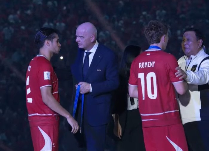 Presiden Prabowo Subianto didampingi Presiden FIFA Gianni Infantino menyerahkan medali dalam seremoni final FIFA ASEAN Cup 2026 setelah Timnas Indonesia mengalahkan Thailand melalui adu penalti.