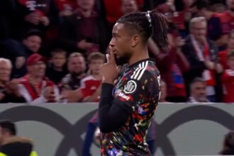 Masa depan Michael Olise di Bayern Munich kembali menjadi sorotan setelah munculnya permintaan klausul pelepasan dalam kontrak baru hingga 2032.