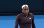 Coco Gauff mundur dari Wuhan Open 2026 setelah kontroversi melawan Sun Xinran di China Open, serangan rasis di media sosial, dan kekalahan dari Elise Mertens.