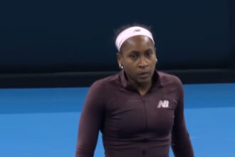 Coco Gauff mundur dari Wuhan Open 2026 setelah kontroversi melawan Sun Xinran di China Open, serangan rasis di media sosial, dan kekalahan dari Elise Mertens.