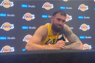 Sandro Mamukelashvili memperkuat peluang menjadi center cadangan Los Angeles Lakers berkat produktivitas, akurasi tembakan, dan fleksibilitas yang dinilai lebih sesuai dengan kebutuhan tim.