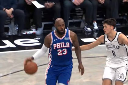 LeBron James mencetak 10 poin dalam debut pramusim bersama Philadelphia 76ers melawan Brooklyn Nets, dengan kontribusi lima assist, empat rebound, dan satu steal.