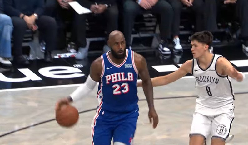 LeBron James mencetak 10 poin dalam debut pramusim bersama Philadelphia 76ers melawan Brooklyn Nets, dengan kontribusi lima assist, empat rebound, dan satu steal.