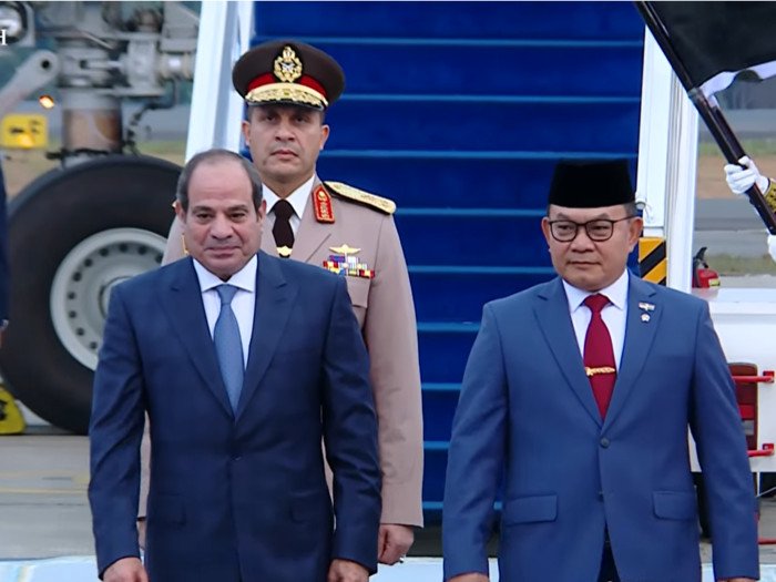 Presiden Mesir El-Sisi Tiba di Jakarta, 6 Jet Tempur TNI AU Kawal Kedatangan 2 Presiden Mesir El-Sisi Tiba di Jakarta, 6 Jet Tempur TNI AU Kawal Kedatangan