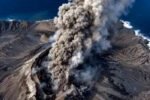 Gunung Anak Krakatau masih berstatus Siaga pada 10 Oktober 2026, dengan larangan mendekati pusat erupsi sejauh lima kilometer dan imbauan kewaspadaan bagi warga pesisir Banten serta Lampung.