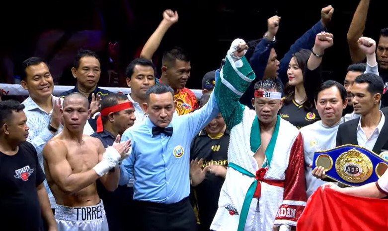 Petinju Indonesia Daud Yordan meraih gelar ABF Diamond setelah menang angka atas petinju Filipina Adore Torres di GOR Terpadu, Pontianak, Sabtu (10/10/2026).