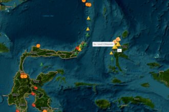 Gunung Ibu di Halmahera Barat erupsi pada 11 Oktober 2026 dengan kolom abu setinggi 800 meter. Status masih Waspada, warga diminta menjauhi kawah aktif dan mewaspadai hujan abu.