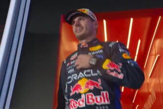 Max Verstappen menjuarai F1 GP Singapura 2026 dengan keunggulan 7,335 detik atas Charles Leclerc, sedangkan Kimi Antonelli finis ketiga dan menjaga peluang meraih gelar juara dunia di Austin.