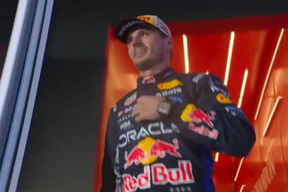 Max Verstappen menjuarai F1 GP Singapura 2026 dengan keunggulan 7,335 detik atas Charles Leclerc, sedangkan Kimi Antonelli finis ketiga dan menjaga peluang meraih gelar juara dunia di Austin.