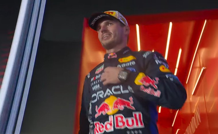 Max Verstappen menjuarai F1 GP Singapura 2026 dengan keunggulan 7,335 detik atas Charles Leclerc, sedangkan Kimi Antonelli finis ketiga dan menjaga peluang meraih gelar juara dunia di Austin.