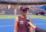 Iga Swiatek melaju ke babak ketiga Wuhan Open 2026 setelah mengalahkan Magdalena Frech dengan skor 6-2, 6-1.