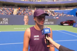 Iga Swiatek melaju ke babak ketiga Wuhan Open 2026 setelah mengalahkan Magdalena Frech dengan skor 6-2, 6-1.