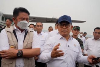 Menko Polkam Dudung Abdurachman meninjau persiapan penerapan perdana teknologi dry ice untuk membantu mengurangi dampak kabut asap karhutla di Sumatera Selatan.