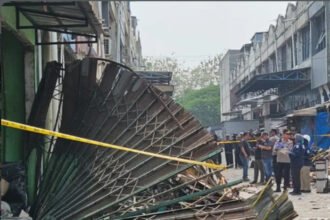 Ledakan gudang penyimpanan buah Pasar Cimanggis, Tangerang Selatan, menewaskan dua orang dan melukai sebelas lainnya. Polisi mengerahkan tim DVI untuk mengidentifikasi korban dan menyelidiki penyebab ledakan yang dipastikan bukan berasal dari bom.