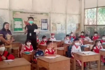 Kemenkes mengimbau warga di wilayah terdampak karhutla membatasi aktivitas luar ruangan dan menggunakan masker untuk mengurangi paparan asap.