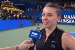 Maja Chwalinska merayakan keberhasilan menembus final Wuhan Open 2026 setelah menaklukkan Iga Swiatek dalam dua set langsung.