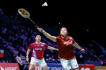 Dejan/Felisha tersingkir dari French Open 2026 setelah kalah tiga gim dari Pakkapon/Sapsiree dengan skor 18-21, 21-16, 16-21.