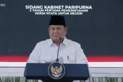Presiden Prabowo menyoroti konflik geopolitik, persaingan ekonomi, perubahan cuaca, dan ancaman bencana saat membuka sidang kabinet dua tahun pemerintahan.