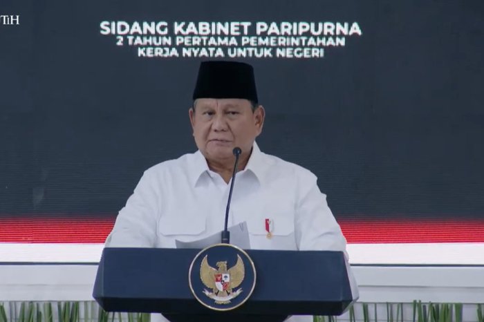 Presiden Prabowo menyoroti konflik geopolitik, persaingan ekonomi, perubahan cuaca, dan ancaman bencana saat membuka sidang kabinet dua tahun pemerintahan.